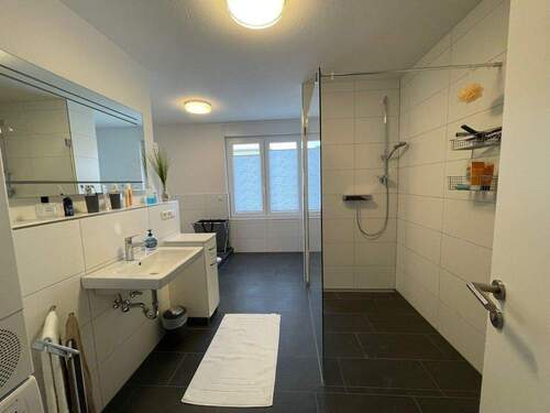 Einblick Bad - Etagenwohnung mit 122,40 m&sup2; in Rastatt zur Miete