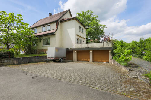 Seitenansicht mit Garagen - 7 Zimmer Mehrfamilienhaus, Wohnhaus zum Kaufen in Mühlacker