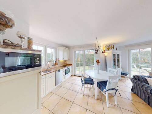 Essbereich und Einbauküche im Landhausstil im Erdgeschoss - 3 Zimmer Einfamilienhaus in Ostseeheilbad Zingst