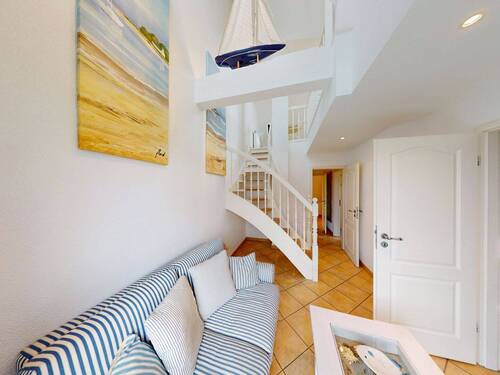 Schlaf- und Wohnbereich im Dachgeschoss mit Treppe zum Spitzboden - 