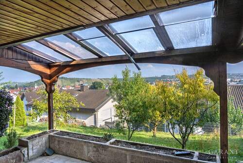 überdachte Terrasse mit Garten - 