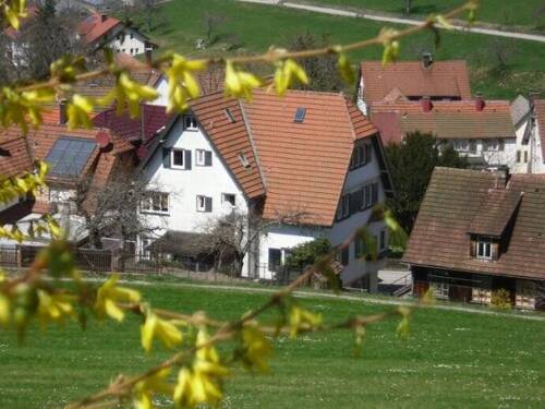 Hausansicht vom oberen Panoramaweg - 2 Zimmer Etagenwohnung in Baiersbronn
