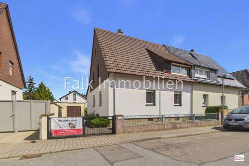 Hausansicht Straßenseite - ***Aus Alt mach Neu! Doppelhaushälfte mit großem Grundstück in Ketsch***