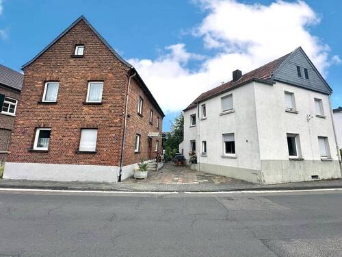 Hausansicht Vorderseite - Einfamilienhaus mit 210,00 m&sup2; in Neuss zum Kaufen