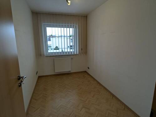 Kinderzimmer/ Büro - 