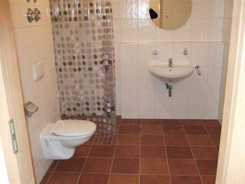 barrierefreies Bad mit bodenebener Dusche - 