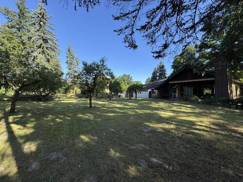 Blick über den Garten zur Terrasse - 
