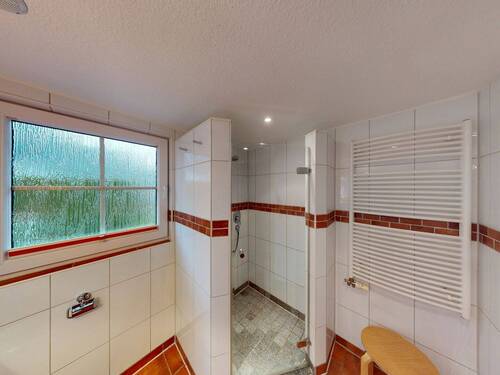 Tageslicht-Duschbad mit Sauna im Erdgeschoss - 