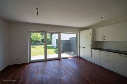 Wohnzimmer & Küche - 4 Zimmer Doppelhaushälfte in München / Am Hart