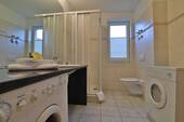 Duschbad mit Waschmaschine und Trockner - 