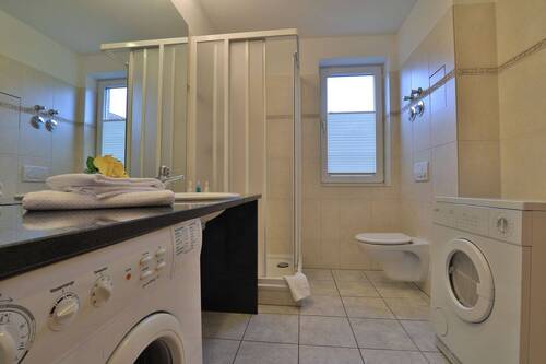 Duschbad mit Waschmaschine und Trockner - 