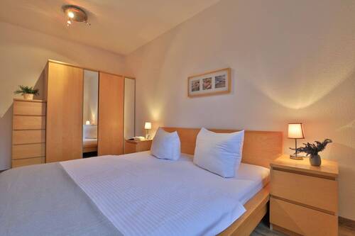 Schlafzimmer mit Kleiderschrank - 