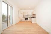 Muster Wohn-Koch-Essbereich mit Balkonzugang - !! Erstbezug !! Gemütliche, barrierefrei 2 Raum Wohnung am Pelzmühlenteich mit Einbauküche & Balkon