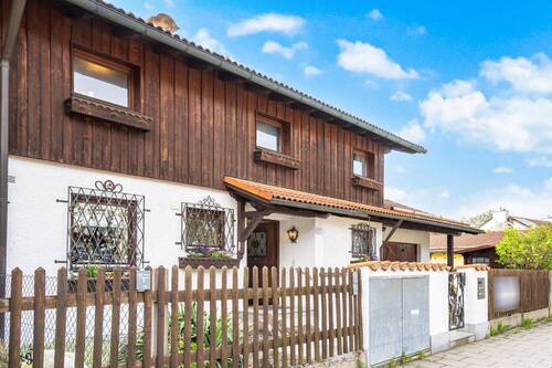 Haus Vorderseite - 4 Zimmer Reihenendhaus zum Kaufen in Putzbrunn