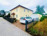 Hausansicht mit Garage - 7 Zimmer Mehrfamilienhaus, Wohnhaus zum Kaufen in Potsdam - Groß Glienicke