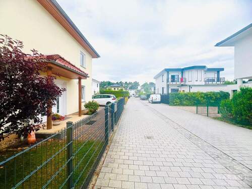 Straßenansicht - 7 Zimmer Mehrfamilienhaus, Wohnhaus in Potsdam - Groß Glienicke