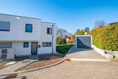 _ - **Sonnige Doppelhaushälfte mit Garten + Garage+Einbauküche**