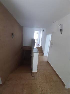 Flur mit Treppe - 