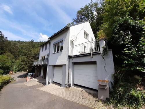 Ansicht mit Garagen - 