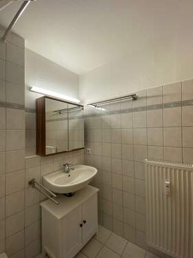Bad Waschbecken, Spiegel, Heizung - 