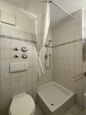 Bad mit Dusche - 