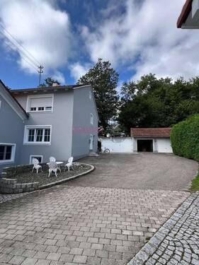 Aussenansicht Haus 2 mit Garagen - 