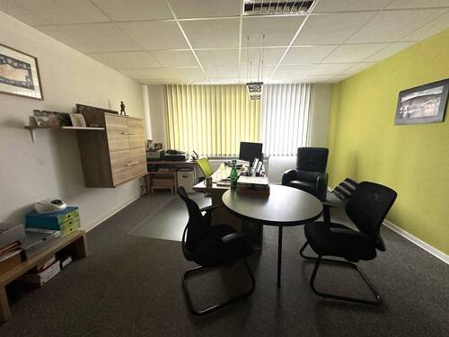 tolles und großes Büro 2.OG links - 