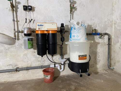 Kellerraum mit diversen Anschlüssen/Leitungen - 