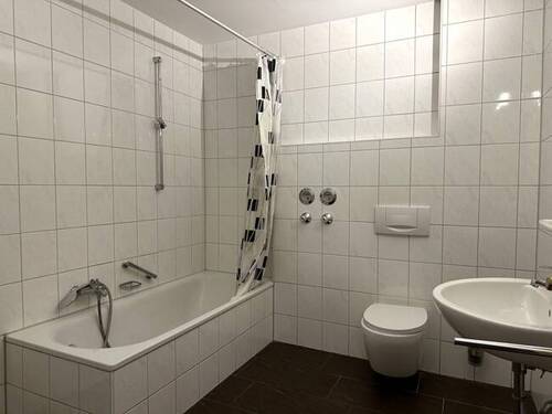 Bad mit Wanne - 