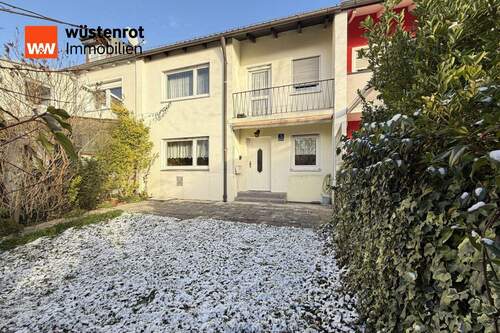 Hausansicht - Sanierungsbedürftiges Reihenhaus mit viel Potential und Raum für eigene Ideen - ideal für die kleine Familie