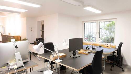 Ausgestatteter Schreibtischplatz - 