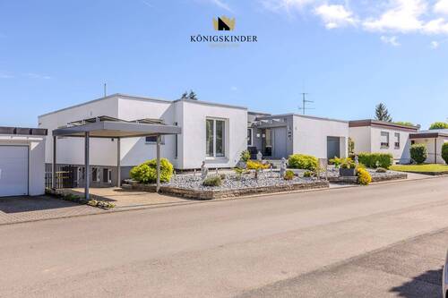 Straßenansicht - Gepflegt, modernisiert und luxuriös: Bungalow mit Einliegerwohnung in Waiblingen-Hegnach