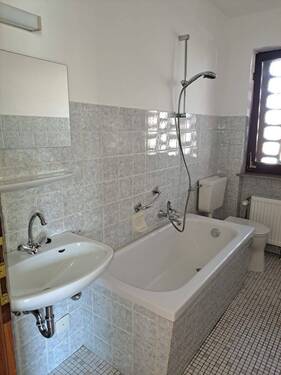 Badezimmer mit Badewanne - 