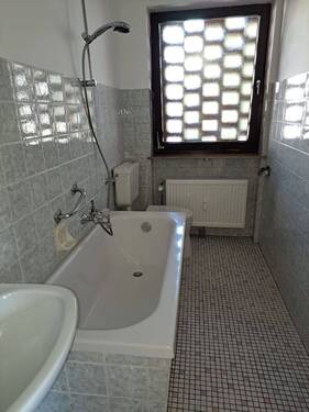 Badezimmer mit Badewanne - 