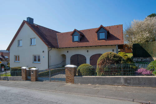 Außenansicht - 8 Zimmer Mehrfamilienhaus, Wohnhaus zum Kaufen in Wehrheim