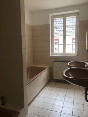 Bad mit Wanne und Dusche - 