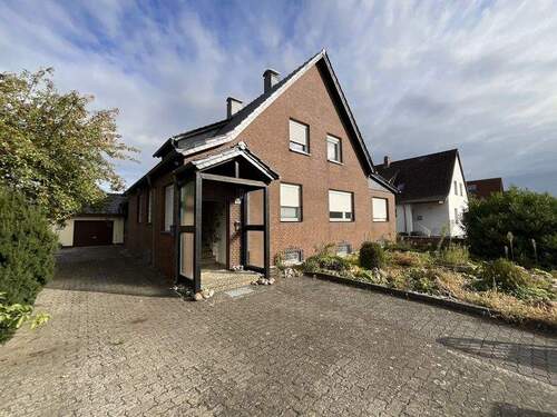 Straßenansicht-1 - Einfamilienhaus mit Einliegerwohnung Doppelgarage und Nebengebäude in Bortfeld