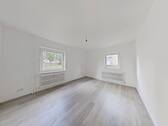Wohnzimmer - Helle 3-Zimmer-Wohnung mit Badewanne!