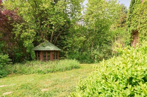 Teilansicht Garten mit Pavillon - 