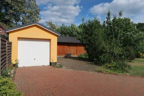 Weg zum Holzgerätehaus - 