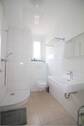Tageslichtbad mit Dusche im Dachgeschoss - 