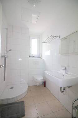 Tageslichtbad mit Dusche im Dachgeschoss - 