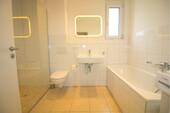 Tageslichtbad mit Wanne und Dusche - 