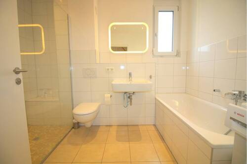 Tageslichtbad mit Wanne und Dusche - 