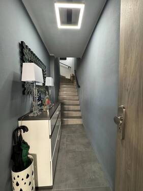 Eingangsbereich mit neuer Haustüre - 