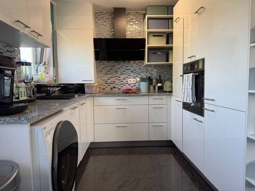 halboffene Küche mit moderner Einbauküche - 