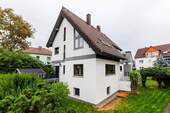 Aussenansicht - Großes 2-FH (bereits WEG-geteilt) mit Tageslichtbädern, Terrasse, Balkon, Garage und schönem Garten