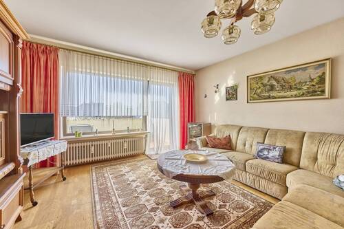 Wohnzimmer - Gepflegte Eigentumswohnung mit Balkon & Garage in Rödermark - Voll möbliert!