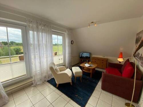 Wohnzimmer mit Zugang zum Balkon - 