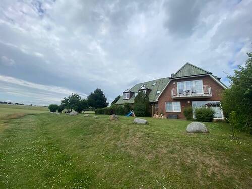 eines der Balkone im Obergeschoss - 